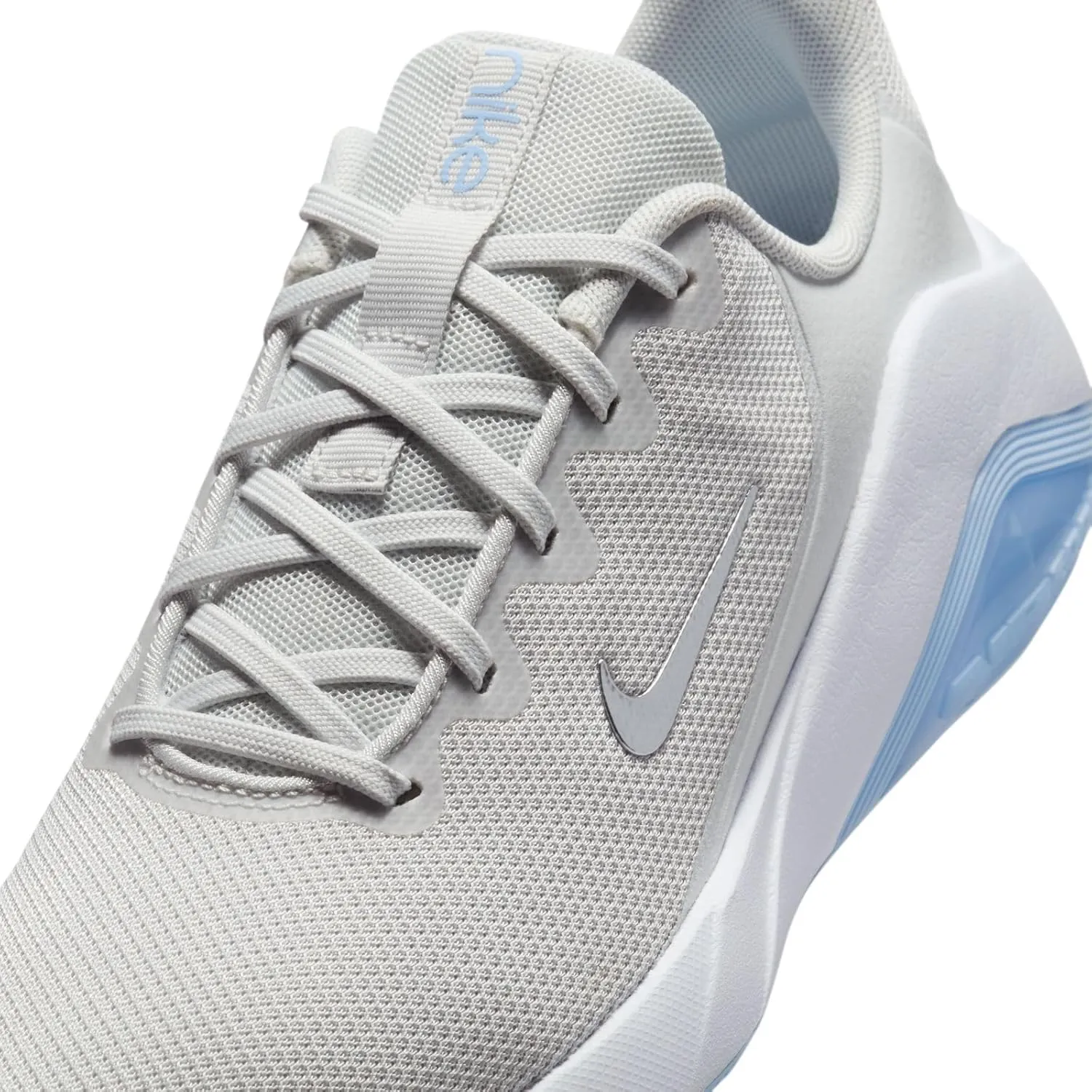 Nike Women's Bella 7 Sneaker